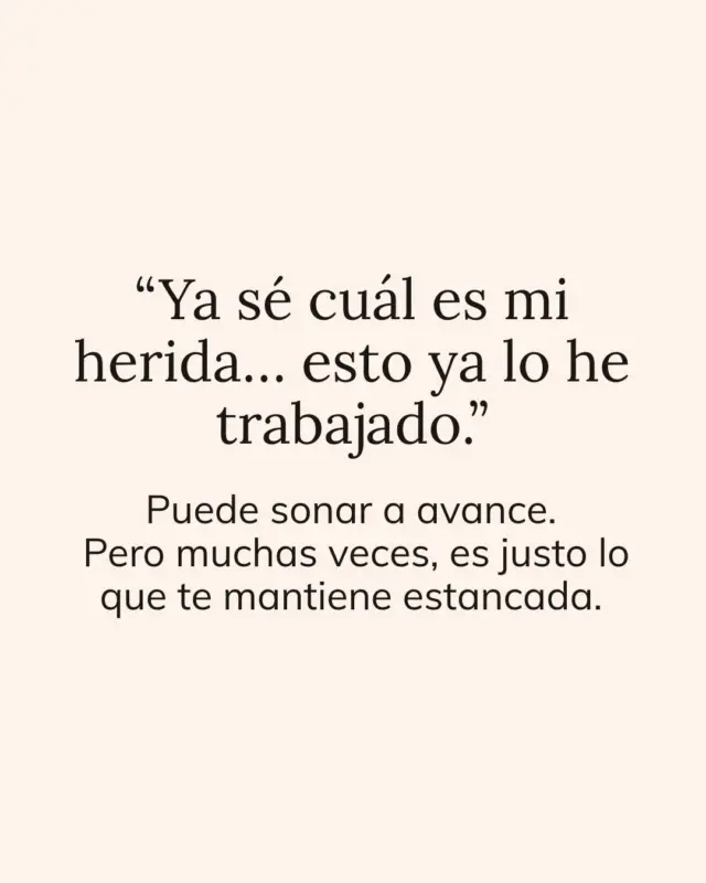 ¿Es verdad que cuando entiendes tu herida, ya está todo hecho? 🤔 Llevo años acompañando a mujeres que han leído, hecho terapia, escuchado podcasts…y que, aun así, me dicen lo mismo: “Ya sé lo que me pasa… pero no sé por qué sigo repitiendo lo mismo.” Porque sí: entenderlo alivia. Pero no siempre cambia lo que haces cuando esa parte herida se activa. 💡 Si en lugar de quedarte solo en el análisis, pudieras mirar tu historia de verdad…si pudieras bajar de la cabeza al cuerpo y escuchar a esa parte de ti que aún busca sentirse elegida. Entonces, podrías comenzar a reparar, a salir del bucle. Por eso creé Los patrones invisibles que están dirigiendo tus relaciones: una experiencia de 7 días para acompañarte a mirar más en profundidad tu historia, y empezar a salir del ciclo, con más claridad y con más amor hacia ti. ✨ Si quieres entrar en el programa puedes hacerlo desde el link de mi BIO. Empezamos el 19. #relacionestoxicas #relacionesconscientes #relacionessanas #amorconsciente #relacionesconscientes #amorsano #dependenciaemocional