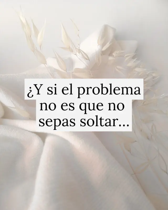 ⬇️ COMENTA “PATRONES” y te paso el enlace directo Has leído. Has hecho terapia. Has intentado soltar. Y, sin embargo, te sigues enganchando a quien no te elige. No porque no tengas claridad. Sino porque necesitas mirar esto desde donde realmente empieza: 👉🏻desde tu historia emocional, desde el cuerpo, y desde esa parte de ti que aún cree que tiene que ganarse el amor. Hoy abro las puertas de mi nuevo programa: ➡Los patrones invisibles que están dirigiendo tus relaciones. Un recorrido de 7 días para acompañarte a entender por qué repites lo que repites, y cómo empezar a salir del patrón con pasos claros y herramientas. 💬 No lo harás sola. Durante toda la experiencia te acompañaré en un grupo en Telegram, donde podrás compartir y donde resolveré tus dudas. Además, de sentirte rodeada de mujeres que están pasando por lo mismo que tú. 🎁 Además, si te apuntas antes del 16 de mayo: ✔️ Accedes al precio especial de 97 € (después 127€) ✔️ Y tendrás una sesión grupal en directo conmigo para resolver dudas y profundizar en todo lo aprendido durante el programa. Este programa no es más teoría. Es una forma diferente de empezar a mirarte y a cambiar… desde dentro y con sostén. ⚠IMPORTANTE: Las plazas son limitadas⚠ Comenta “PATRONES” y te lo envío. #relacionestoxicas #relacionesconscientes #relacionessanas #amorconsciente #relacionesconscientes #amorsano #dependenciaemocional