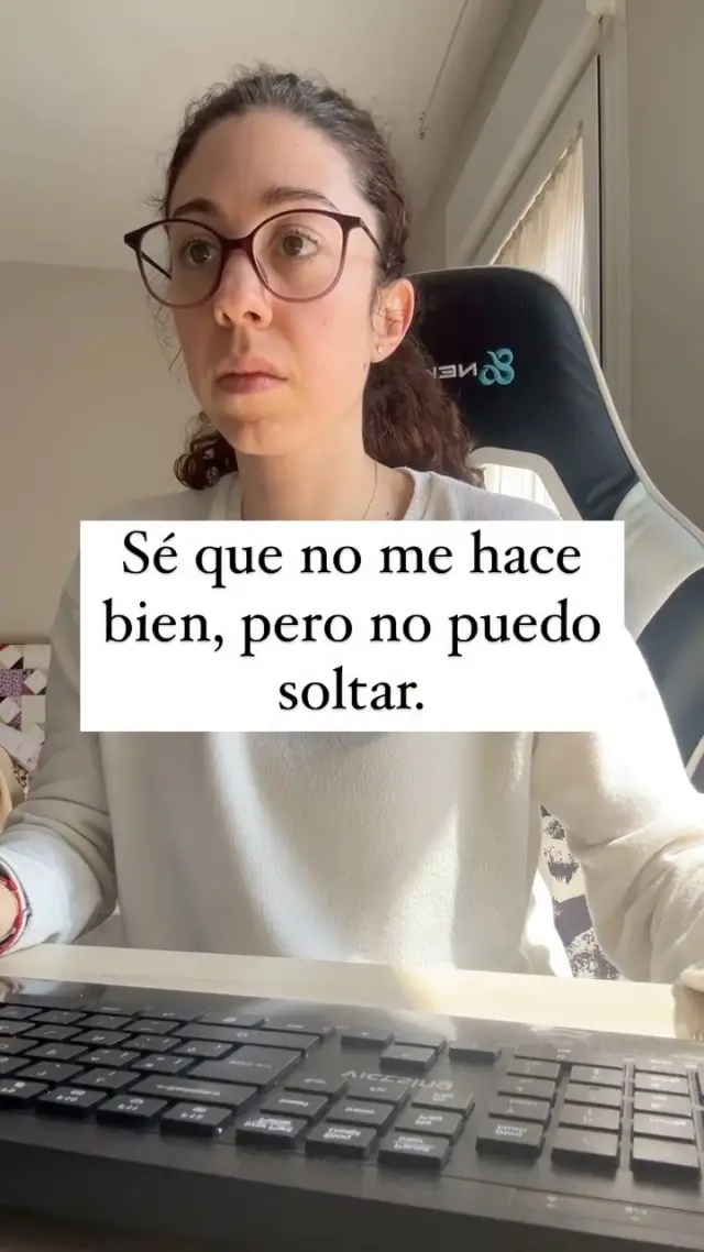 Y esto, te hace sentir aún peor. Porque lo ves. Y aun así sientes que no puedes irte. Te dices que eres tonta. Que otra vez estás cayendo. Que ya deberías haber aprendido la lección. Pero no es que seas tonta. Ni débil. Ni que haya algo malo en ti. Es que hay una parte de ti —herida, emocional, del pasado—que sigue esperando que esta vez sí te elijan. Y hasta que no entiendes desde dónde eliges, la historia se vuelve a repetir. Aunque lo veas. Aunque te duela. Por eso he creado este programa: 👉🏻7 días para comenzar a dejar de engancharte a quien no te elige y poder elegir desde un lugar que no te traicione. No es solo teoría. Es integral. Con tres elementos: cuerpo, mente y emoción. Es el inicio real de un cambio que llevas tiempo deseando. Empezamos el 19 de Mayo. Incluye una sesión grupal en directo conmigo y acceso a un grupo privado para no hacerlo sola. Si quieres apuntarte antes de que empiece mañana, comenta “QUIERO” y te mando el acceso directo al pago. #relacionessanas #amorconsciente #relacionesconscientes #relacionestoxicas #dependenciaemocional #amorsano
