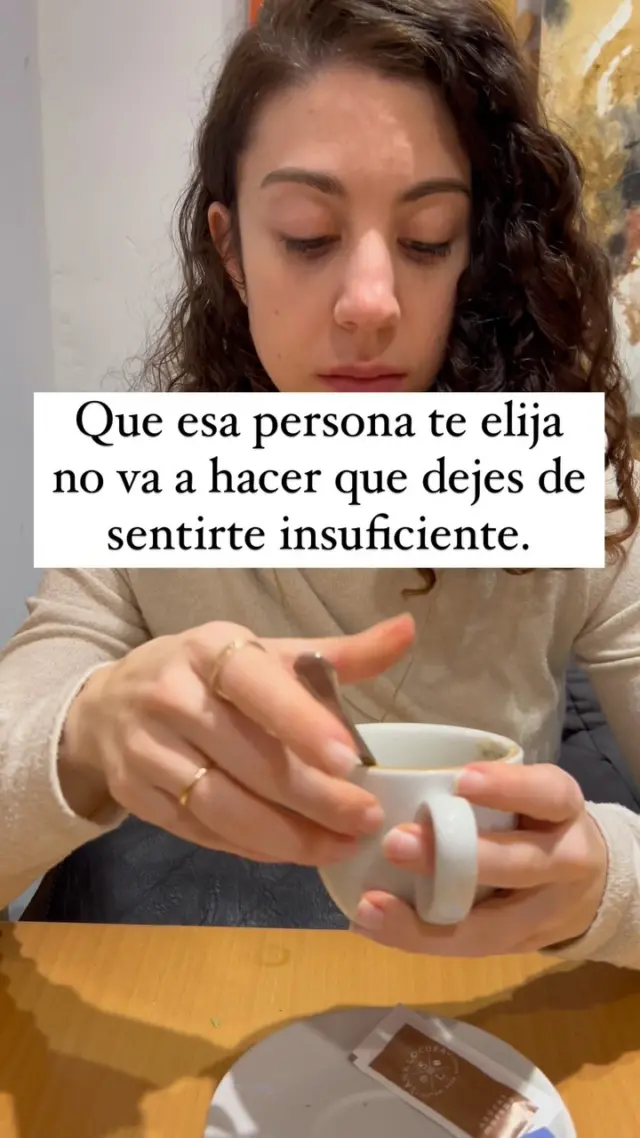 Sé que una parte de ti quiere soltar… pero otra parte sigue esperando que esta vez, por fin, te elijan. Y no es solo por él. Es por lo que crees que significaría que se quedara: que eres suficiente. Que lo vales. Que no lo hiciste “mal”. Pero aunque él se quede, si la herida sigue abierta… el miedo no desaparece. Solo se esconde un rato. Por eso no se trata de si él vuelve o no. Porque lo que más duele no es la distancia, es sentir que eso dice algo sobre tu valor. Por eso, en mi programa no trabajamos solo en soltar una relación. Trabajamos en comprender desde dónde eliges, por qué duele tanto, y cómo empezar a sentir que tu valor es inherente a ti ❤️ #relacionessanas #amorconsciente #relacionesconscientes #relacionestoxicas #dependenciaemocional