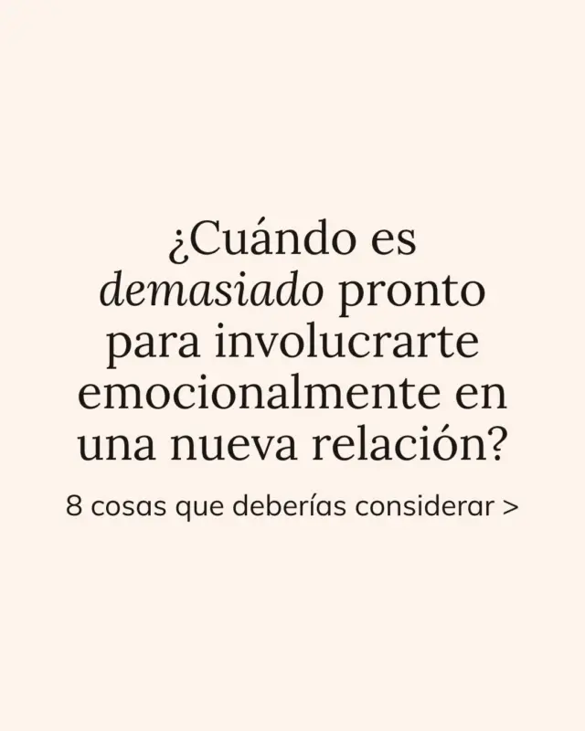 6) Tienes miedo de perder algo… que en realidad todavía no tienes. → Lo sabes, pero no puedes evitarlo. Ya estás emocionalmente más implicada de lo que quisieras. 7) Empiezas a dudar de ti… sin que él te haya dicho nada. → Como si bastara su presencia para que se active en ti la necesidad de validarte a través del otro. 8) Te cuesta fluir porque estás demasiado pendiente. → De lo que dices, de cómo lo dices, de si estás “haciendo bien las cosas”. La espontaneidad se va apagando. A veces no es solo la persona. Es lo que se despierta dentro de ti cuando alguien te gusta demasiado pronto. Y no es que estés exagerando. Es que hay una parte de ti que aprendió a anticipar. A entregarse antes de observar. A imaginar antes de conocer. ⚠️ Puede que pienses que el problema es que te ilusionas demasiado. Pero no se trata de sentir menos. Se trata de entender desde dónde estás sintiendo. 💫 Aprender a volver a ti antes de perderte. 💫 A poner pausa antes de construir una historia que aún no existe. 💫 A dejar de creer que hay algo mal en ti por sentir. 🔥 Cuando empiezas a mirarte con honestidad y sin juicio, cambia tu forma de vincularte. 🔥 Y dejas de perderte en la relación. 👉 Si esto te remueve, quédate cerca. Aquí no solo hablamos de relaciones… Hablamos de cómo no dejarte de lado cada vez que algo te emociona. #relacionestoxicas #relacionesconscientes #relacionessanas #amorconsciente #relacionesconscientes #amorsano #dependenciaemocional