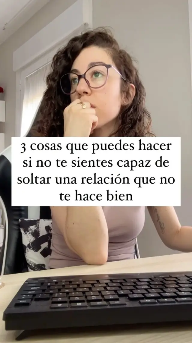 1. Pregúntate: “¿Qué estoy sosteniendo sola en esta relación?” Verlo por escrito te devuelve perspectiva. No estás exagerando: estás cargando con demasiado peso en la relación. 2. Cuando sientas que estás adaptándote, cediendo, sobreesforzándote, anótalo. No para machacarte, ni para juzgarte. Sino para empezar a ser consciente de cuántas veces haces para que “la relación funcione”. 3. Haz hoy algo que harías si esa persona no estuviera en tu vida. Porque volver a ti no empieza con soltarlo a esa persona, sino con dejar de soltarte tú. No siempre el primer paso es soltar. A veces el primer paso es empezar a cuidarte aunque sigas ahí. Porque cuando vuelves a ti… lo que parecía imposible, empieza a moverse. #relacionessanas #amorconsciente #relacionesconscientes #relacionestoxicas #dependenciaemocional