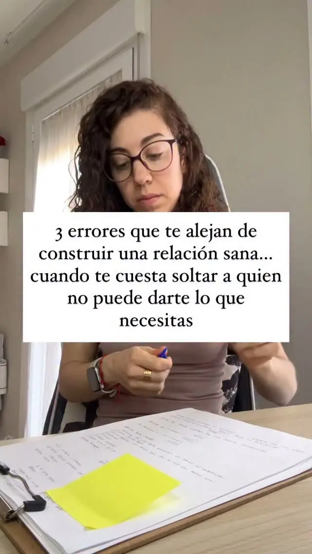 No es que no veas lo que pasa. Es que todavía no sabes cómo acompañarte cuando todo esto se activa. Y es que, a veces no se trata solo de soltar a esa persona. Se trata de dejar de soltarte a ti cada vez que te vinculas. Y eso no se consigue “entendiendo mejor”, ni quedándote en una relación que te duele para sanar. Se consigue cuando aprendes a quedarte contigo… aunque algo dentro de ti quiera salir corriendo a buscar amor fuera. 🌿 La relación que tienes contigo es la base de todo lo demás. Y a veces, eso es justo lo que más hemos descuidado. Próximamente abriré un nuevo espacio grupal para empezar a trabajar esto desde dentro. Si sientes que es tu momento, quédate cerquita 💛 #relacionessanas #amorconsciente #relacionesconscientes #relacionestoxicas #dependenciaemocional