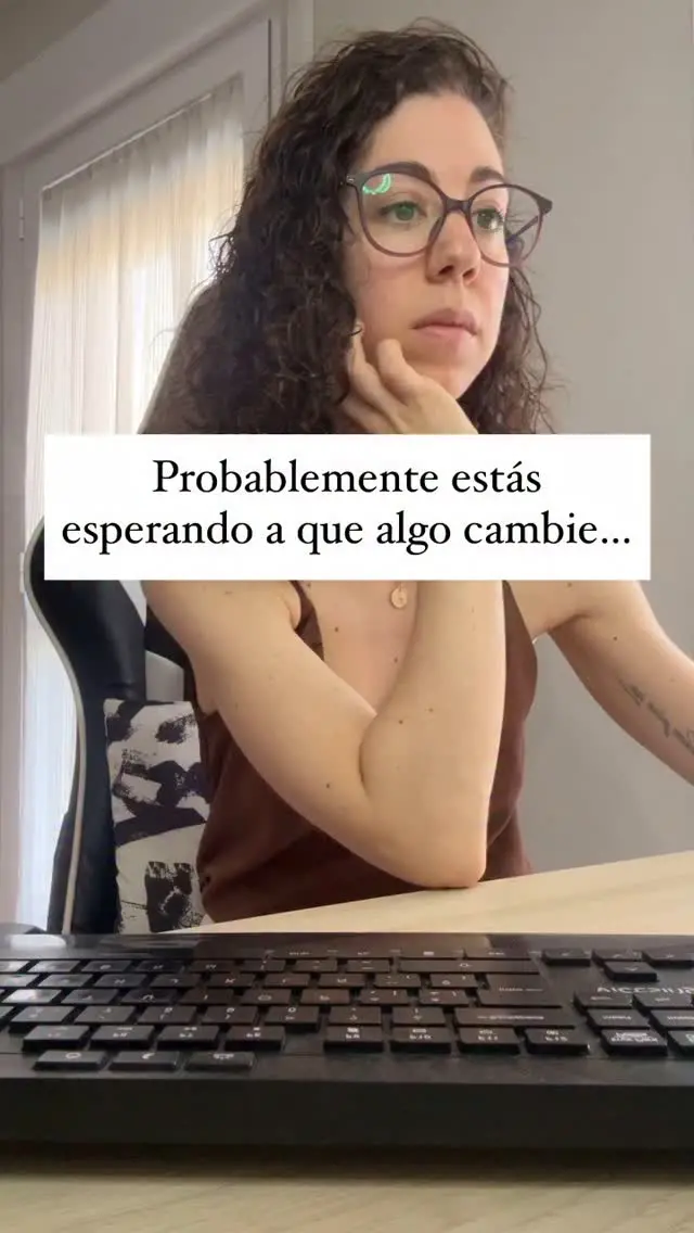 A veces no es que no veas lo que está pasando. Es que una parte de ti aún necesita creer que puede funcionar. Que si esperas lo suficiente, todo volverá a ser como al principio. Y mientras tanto… Te vas olvidando de ti. Te vas adaptando. Te sigues quedando, aunque no te sientas bien ahí. 💭 Lo que antes era ilusión, hoy es cansancio. 💭 Lo que antes era “darlo todo”, hoy pesa. 💭 Lo que antes era esperanza, hoy te duele. Esto es lo que suelo trabajar con muchas mujeres que acompaño: no es solo soltar a alguien. Es dejar de soltarte a ti para que el otro se quede. Aquí tienes 3 claves para empezar a hacerlo diferente: 1️⃣ Cuida las promesas que te haces cuando sientes miedo. A veces, cuando algo duele, nos contamos que “todo mejorará” solo por no enfrentar la idea de soltar. No es un error. Es una forma de protegerte. Pero también puede alejarte de ti. 2️⃣ Escucha con más atención lo que se activa en ti. No se trata solo de entender por qué te cuesta soltar. A veces, hay partes de ti que se sienten solas, no elegidas, no vistas… y siguen esperando que esta vez sea diferente. Acercarte a eso es el primer paso. 3️⃣ Empieza a dirigir menos energía a entenderle a él… y más a escucharte a ti. Es fácil quedarse atrapada analizando lo que hace, lo que dice, lo que siente. Pero cuanto más te enfocas fuera, más te desconectas de lo que te pasa a ti. Y ahí es donde realmente puedes empezar a cambiar algo: 👉🏻cuando te preguntas cómo me estoy sintiendo yo en esto, y te escuchas… de verdad. #relacionessanas #amorconsciente #relacionesconscientes #relacionestoxicas #dependenciaemocional