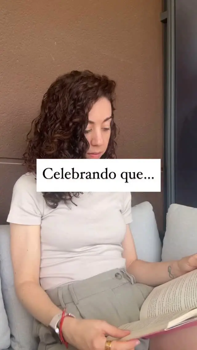 Si eres de las que se pone metas, las alcanza…pero apenas se da cuenta, porque ya está pensando en la siguiente… Si te cuesta parar a reconocer lo que sí has hecho, y acabas sintiendo que nunca es suficiente… Este post es para ti (y también para mí). ✨ Hoy quiero celebrar: 💛 Que este mes, tres mujeres han empezado el programa. Mujeres comprometidas con ellas mismas. Y me emociona acompañarlas. 💛 Que estoy dándome espacios para hacer cosas que me gustan, sin que tengan que ser “útiles” o productivas. Solo porque me hacen bien. 💛 Que estoy escuchando más a mi cuerpo y a mi energía, y eso está cambiando cómo organizo mis días: – No obligarme a hacer deporte si estoy cansada – Levantarme más tarde si lo necesito – Empezar el día de forma más suave si lo pido por dentro. Porque vivir más conectada conmigo también es un logro. Y no hace falta que sea enorme para que merezca celebrarse. 🌿 A veces no es que no hagas lo suficiente. Es que no te das el tiempo para darte cuenta de todo lo que ya haces. ¿Y tú? ¿Qué podrías celebrar hoy, aunque te parezca poco? Te leo ❤️ #relacionessanas #amorconsciente #relacionesconscientes #relacionestoxicas #dependenciaemocional