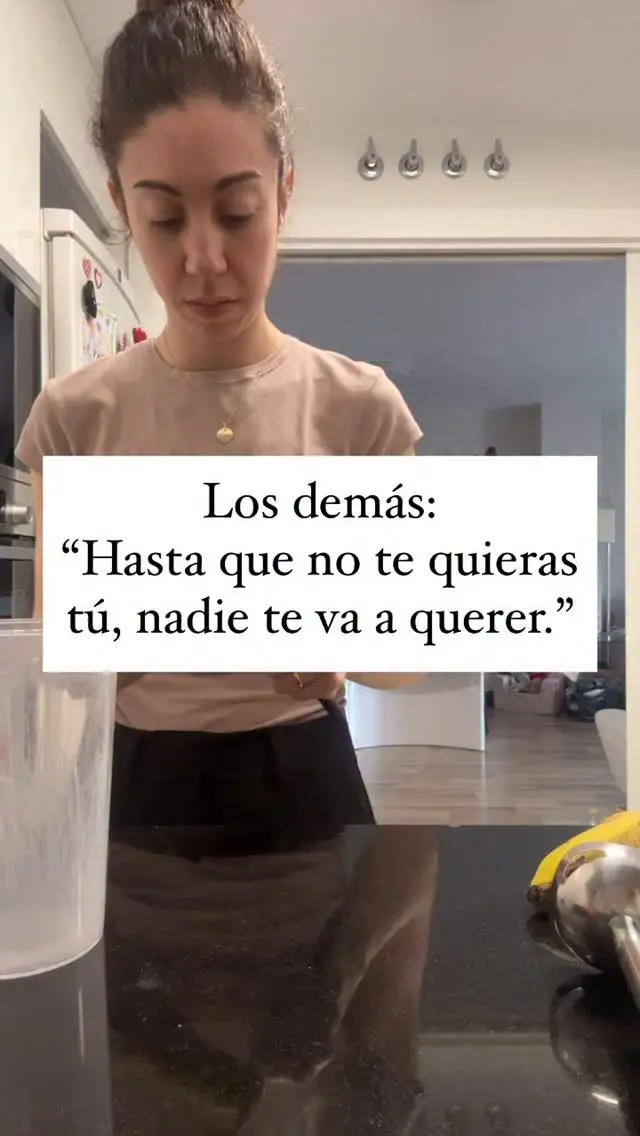 Escuchas esa frase justo cuando más necesitas consuelo…y lo que sientes no es alivio,sino culpa. Exigencia. Como si por no quererte “lo suficiente”, te merecieras lo que te ha pasado en la relación. Pero no es que no te quieras. Es que aprendiste a querer desde el miedo: 💭 Miedo a no ser suficiente. 💭 A que si no das todo, se vaya. 💭 A que si pides, molestas. 💭 A que si dejas de esforzarte, nadie se quede. Por eso, no se trata solo de repetirte frases bonitas frente al espejo o decirte que tienes que quererte más. Se trata de empezar a quedarte contigo, incluso cuando te duele. Es empezar a escucharte, incluso cuando te cuesta. Es dejar de ponerte en último lugar cada vez que amas. Es volver a ti… sin exigirte hacerlo perfecto. #relacionessanas #amorconsciente #relacionesconscientes #relacionestoxicas #dependenciaemocional