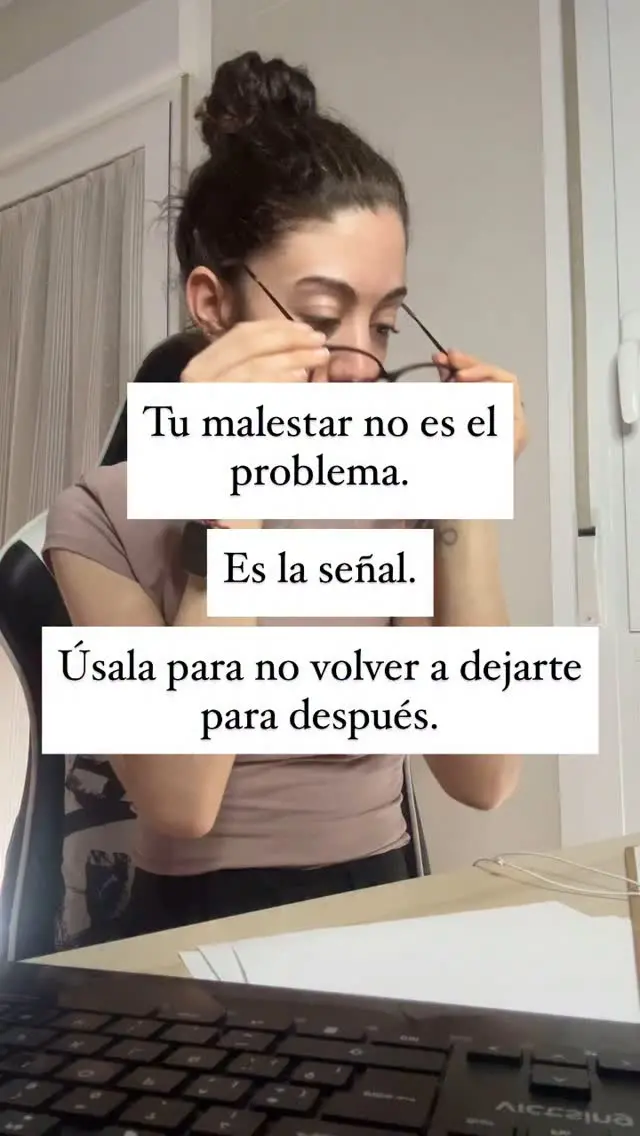 Muchas mujeres que se sienten fuertes y resolutivas en otras áreas de su vida, cuando se vinculan… empiezan a dudar. A esforzarse de más. A dejarse para después. Y creen que el problema es que “sienten demasiado”. Pero no es eso. 👉 El malestar no es el problema. Es una pista. Una señal de que hay algo dentro de ti que sigue esperando ser escuchado. Cuando dejas de taparlo, de minimizarlo, de exigirte sentir “lo correcto”… y en su lugar aprendes a acompañarte en lo que sí estás sintiendo, todo empieza a cambiar. Tus relaciones. Tus decisiones. Y, sobre todo, la forma en la que te tratas a ti misma. Porque lo que no se mira, no desaparece. Solo se esconde… hasta que un día, ya no puedes evitar verlo. ¿Tú también eres de las que esconde las cosas debajo de la alfombra? #relacionessanas #amorconsciente #relacionesconscientes #relacionestoxicas #dependenciaemocional
