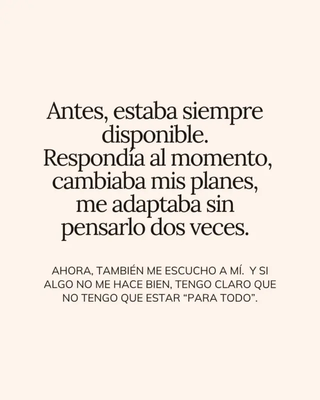 Imagina estas dos escenas: Antes ni te lo cuestionabas. 📲 Si él escribía, tú respondías al momento. 📆 Si cambiaba planes, tú te adaptabas sin decir nada. Y aunque en otras áreas de tu vida eres firme y resolutiva…en lo emocional, sentías que para que te eligieran, tenías que estar disponible siempre. Antes era casi automático. 📲 Te escribía y dejabas lo que estabas haciendo para responder. 🗓 Cancelabas tus planes si decía de veros. 🙃 Decías que sí cuando querías decir que no… porque si no estabas, ¿y si perdía el interés? Aunque algo dentro de ti se removía, te decías que era normal, que así es como se cuidan los vínculos. Ahora, algo empieza a cambiar. Ya no haces malabares para estar siempre disponible. Ya no necesitas adaptarte tanto para que se quede. Y si algo te hace ruido, lo escuchas… en vez de taparlo. ✨ Esto es lo que ocurre cuando dejas de vincularte desde el miedo a perder… y empiezas a estar también para ti. #relacionestoxicas #relacionesconscientes #relacionessanas #amorconsciente #relacionesconscientes #amorsano #dependenciaemocional